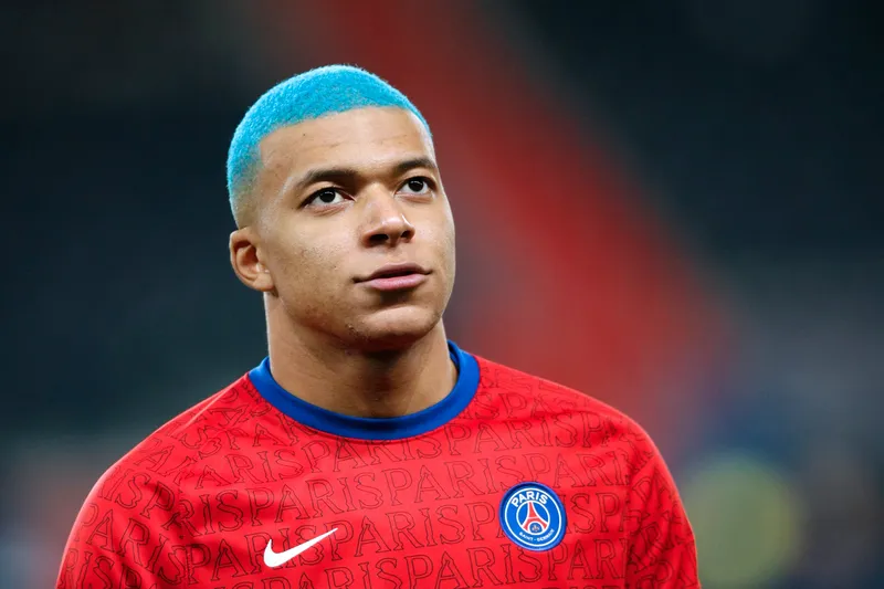 Khám phá vẻ đẹp đẹp trai của MBappe trên sân