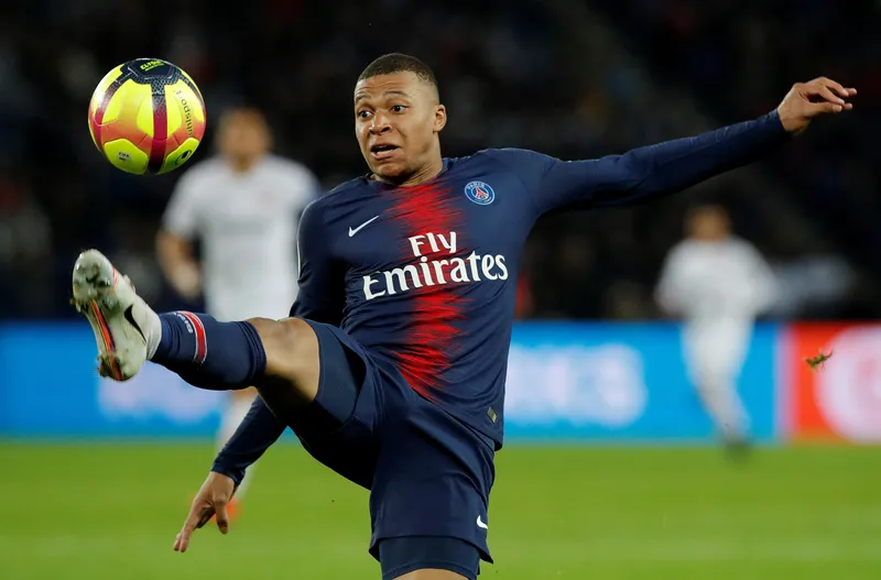 Mbappe đẹp trai trên sân