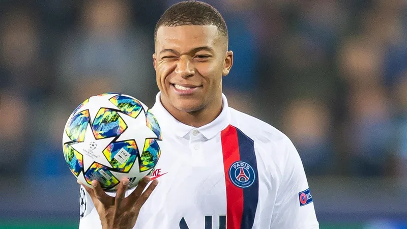 MBappe đẹp trai và ấn tượng trên sân