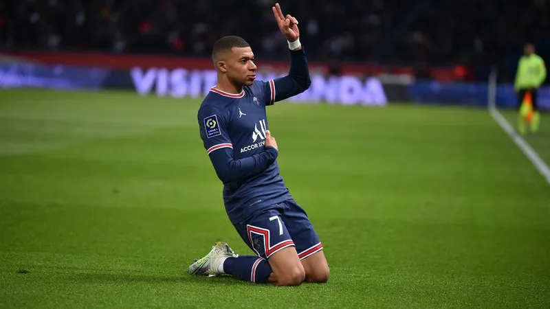 Ảnh MBappe đẹp trai nổi bật trên sân