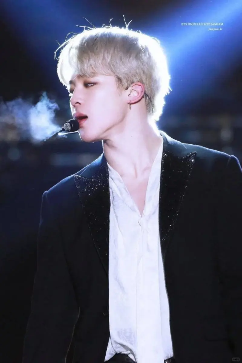 Jimin bts với nụ cười ấm áp