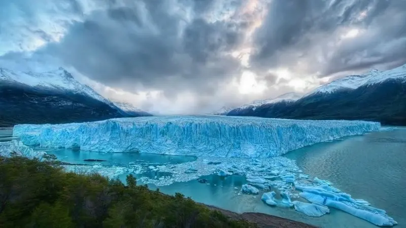 Glaciers nguyên sơ, vẻ đẹp tự nhiên hùng vĩ.