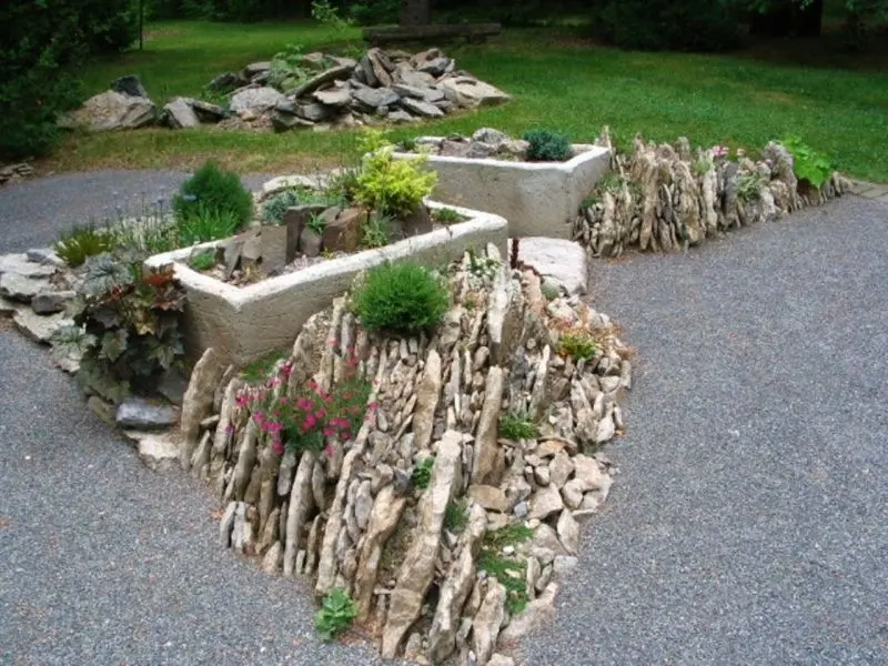 The scenery of the rockery is naturally beautiful, bringing peace in the soul.