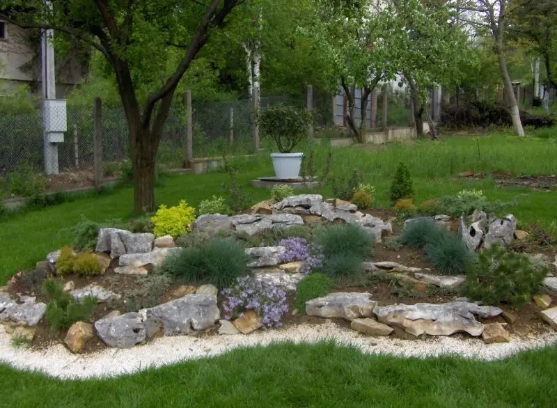 Feel the peace from the landscape of the rockery naturally in the garden.