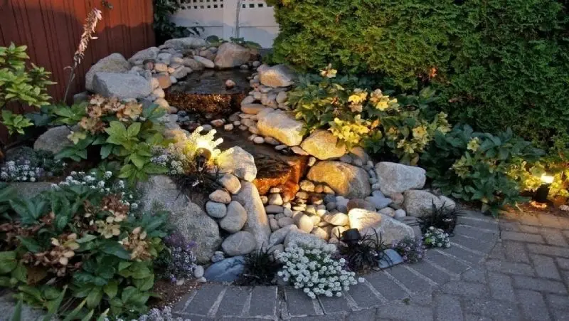 The beautiful natural rockery helps the living space more lively.