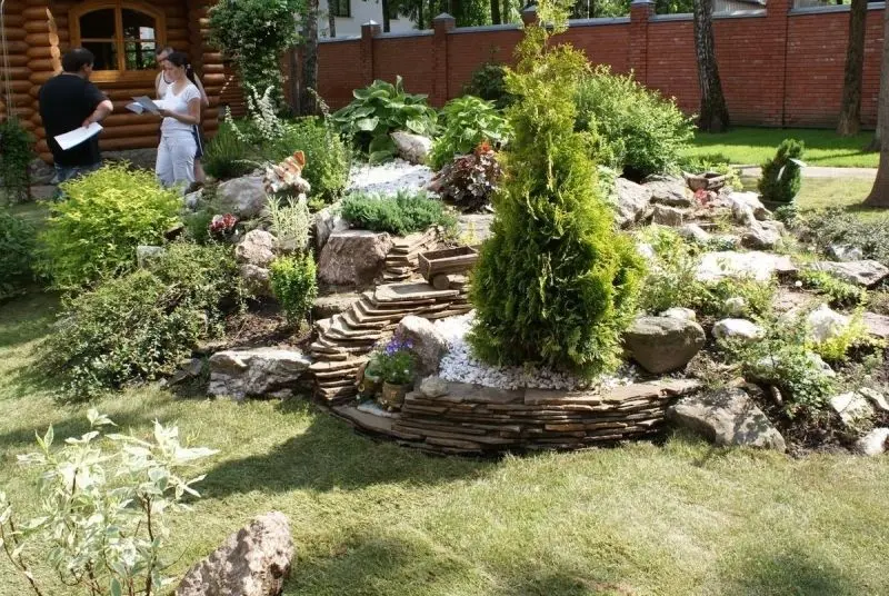 The beautiful natural rockery brings the ideal relaxing corner for the family.