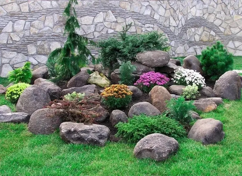 The rockery is naturally beautiful, where it preserves the traditional beauty in the garden.