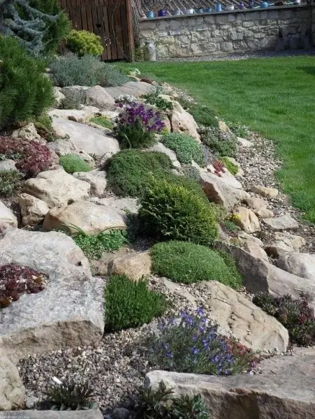 The scenery of the beautiful rockery is a harmonious combination of art and nature.