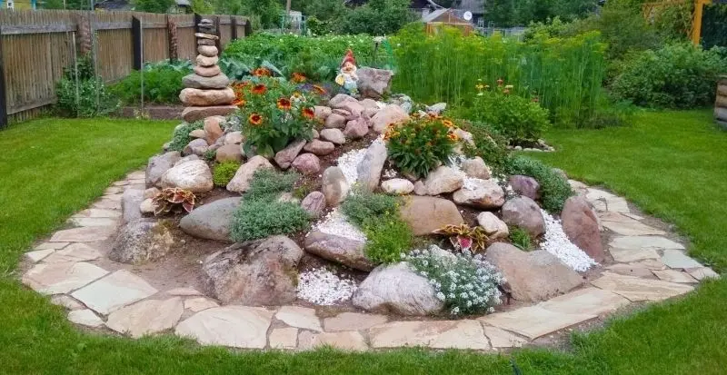 The beautiful rockery naturally brightens your living space.