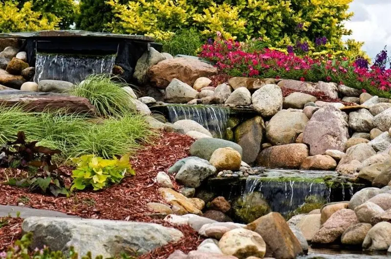 The rockery is naturally beautiful, where emotions and nature blend.