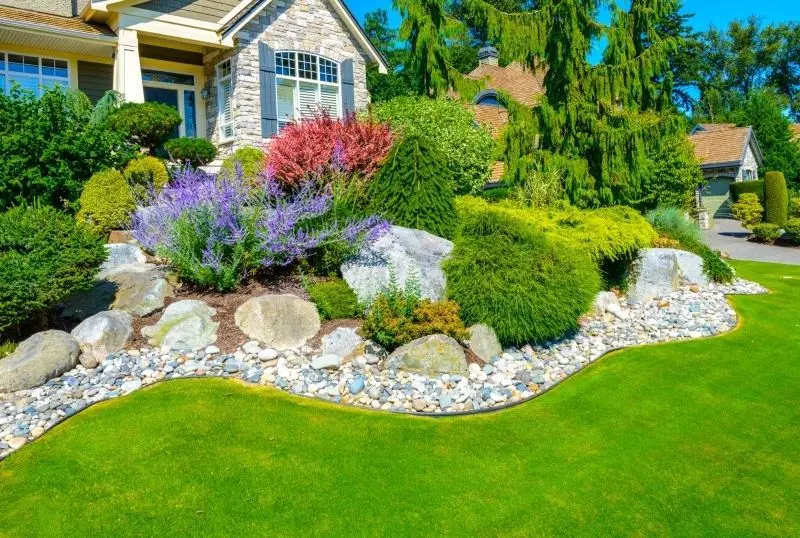 The scenery of beautiful natural rockery is the perfect complement to the living space.