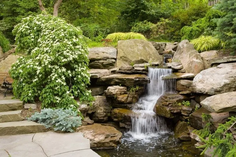 The beautiful natural rocky landscape makes the garden a great relaxing place.