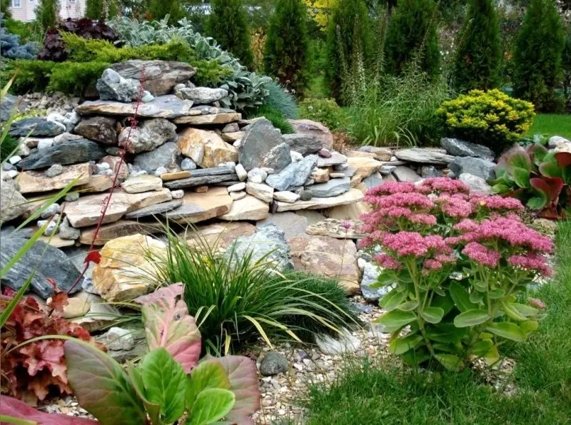 The garden scenery is more impressive with the beautiful natural rockery.