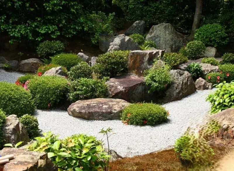 The beautiful natural rockery creates a sense of closeness to nature.