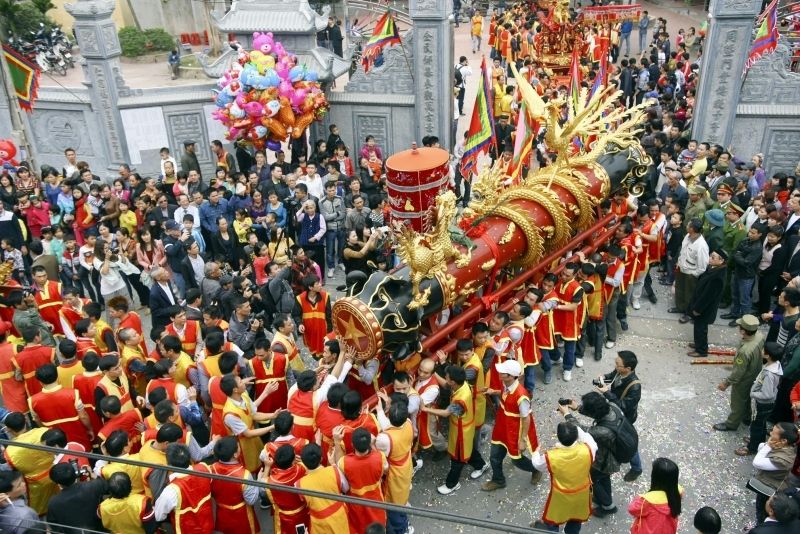 Đắm chìm trong không gian cảnh quan lễ hội truyền thống.