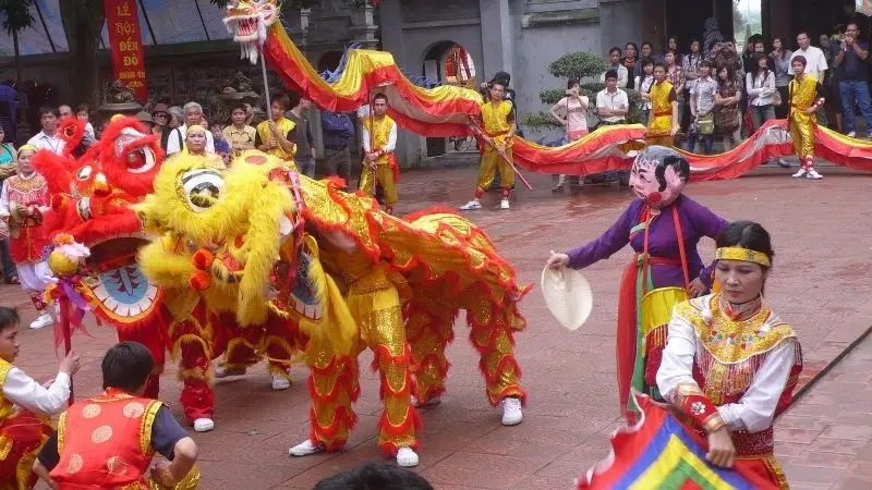 Lễ hội truyền thống mang lại phong cảnh độc đáo.