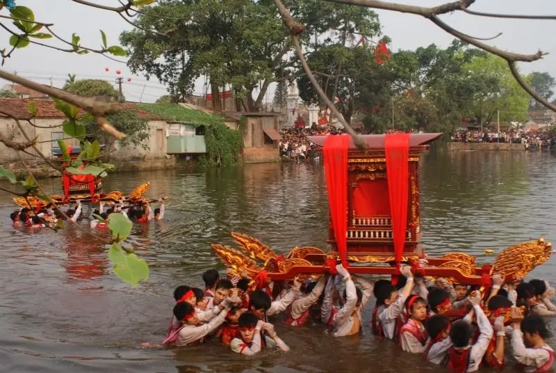 Lễ hội truyền thống với phong cảnh đẹp và màu sắc văn hóa.