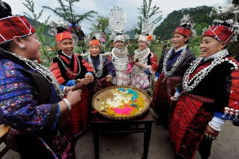 Phong cảnh lễ hội truyền thống với màu sắc văn hóa nổi bật.