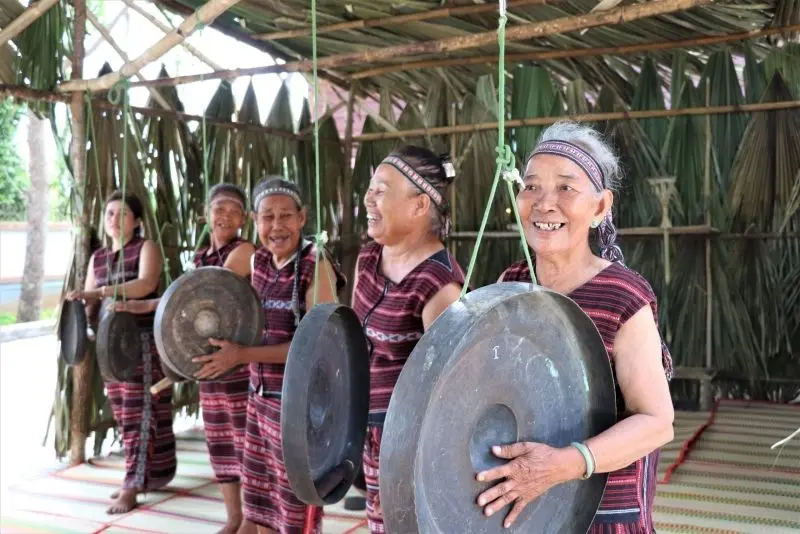 Phong cảnh lễ hội truyền thống ở giữa đường.