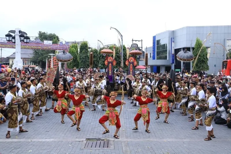 Đắm chìm trong không gian lễ hội truyền thống sôi động.