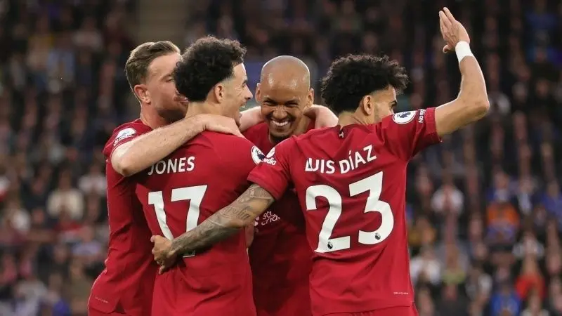 Người chơi Liverpool kỷ niệm chiến thắng với đồng đội của mình