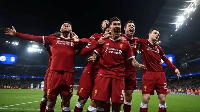 Người chơi Liverpool ăn mừng với tinh thần đoàn kết