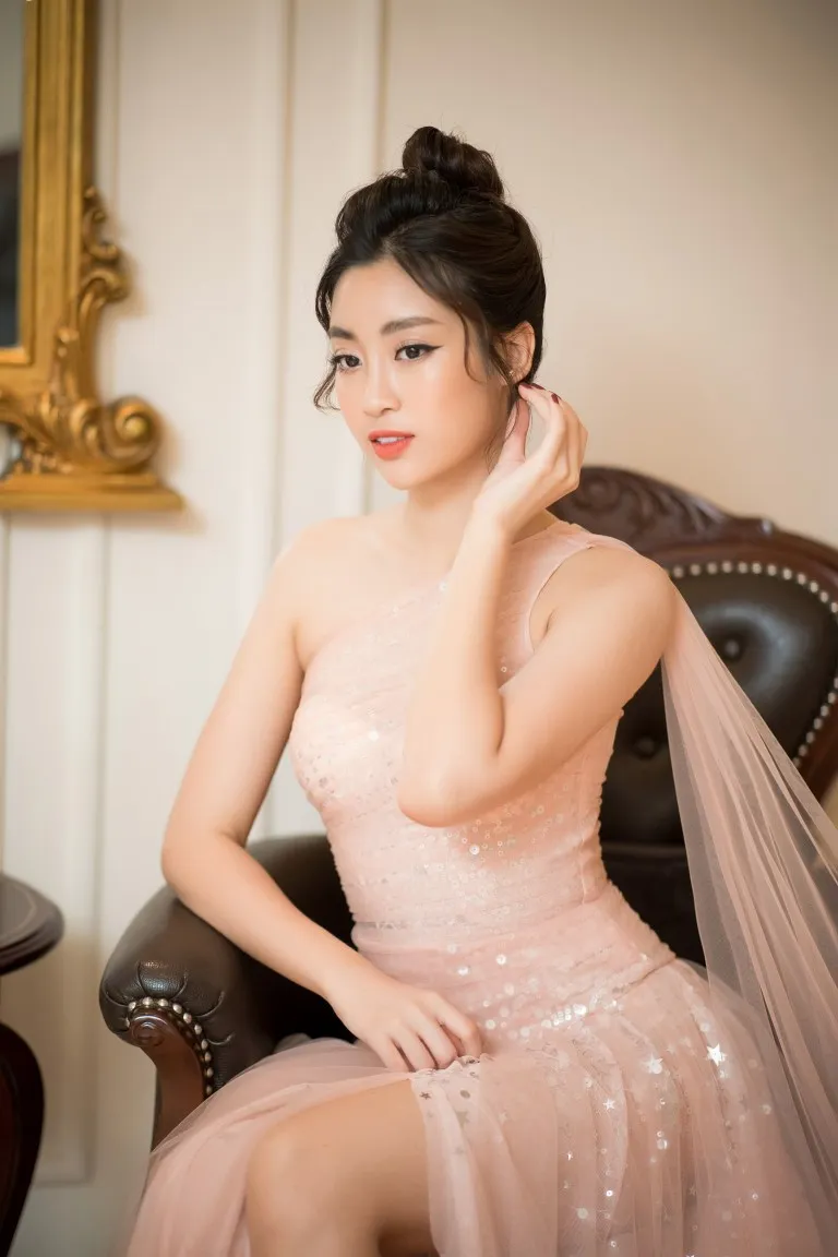 Miss Do My Linh gần mặt cô ấy