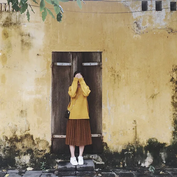 Beautiful girl's photo takes a look behind her, showing gentle and mysterious beauty!