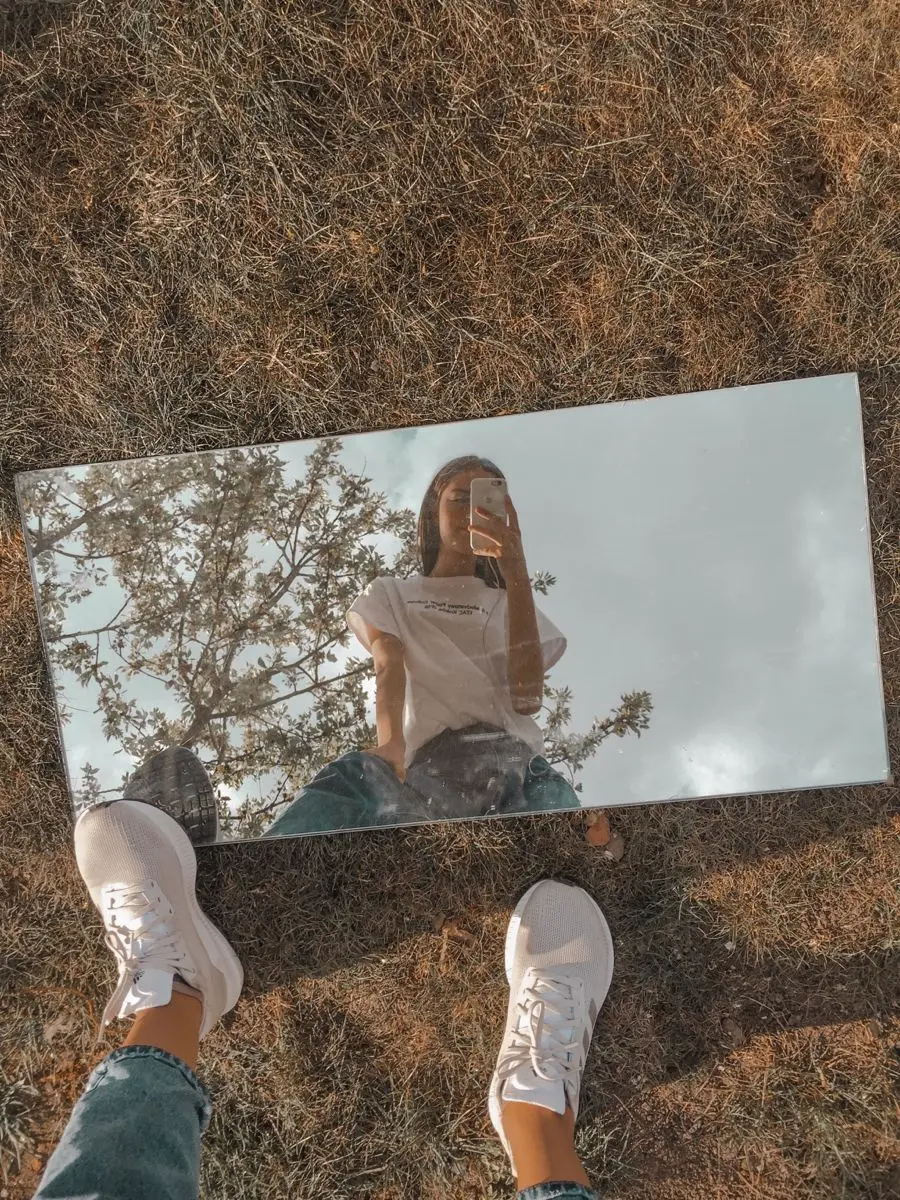 Admire the beauty through the photo of the girl in front of the mirror.