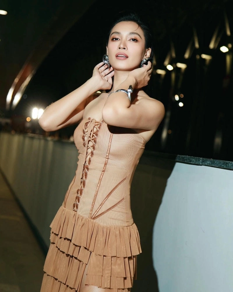 Xem phong cách quyến rũ của ca sĩ Ai Phuong