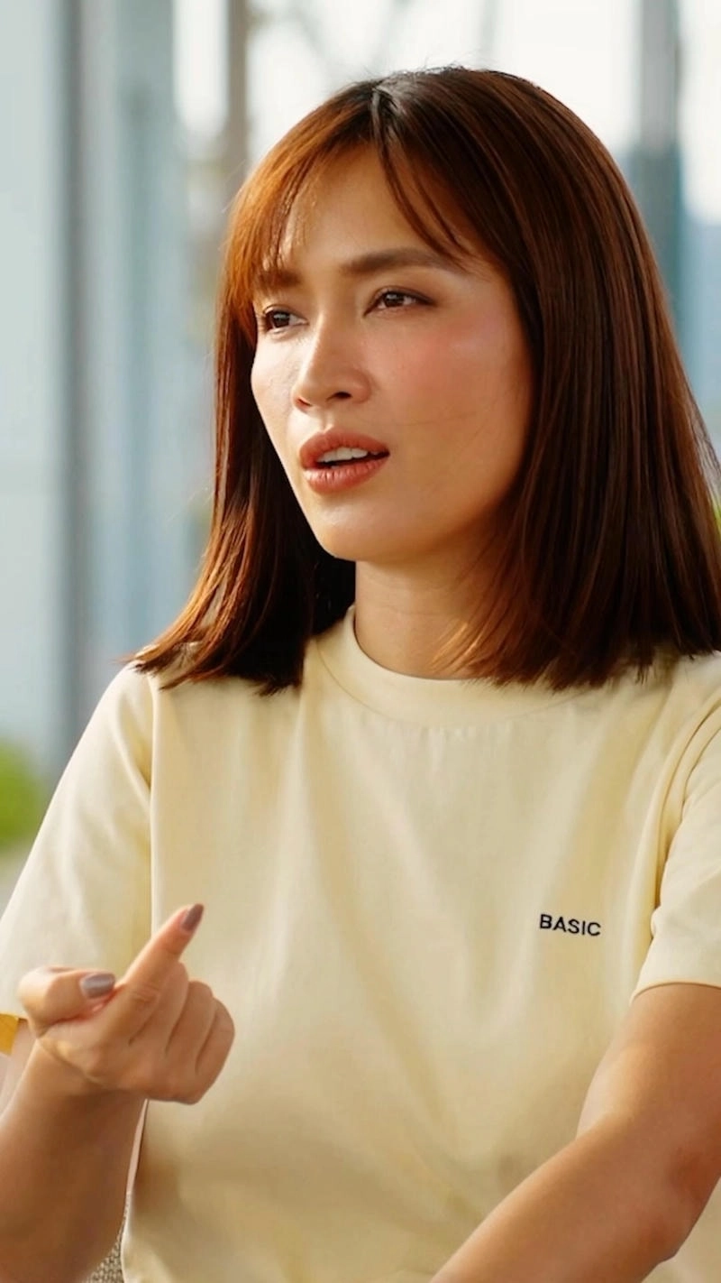 Với bạn bè hát cô dâu, karaoke vui vẻ