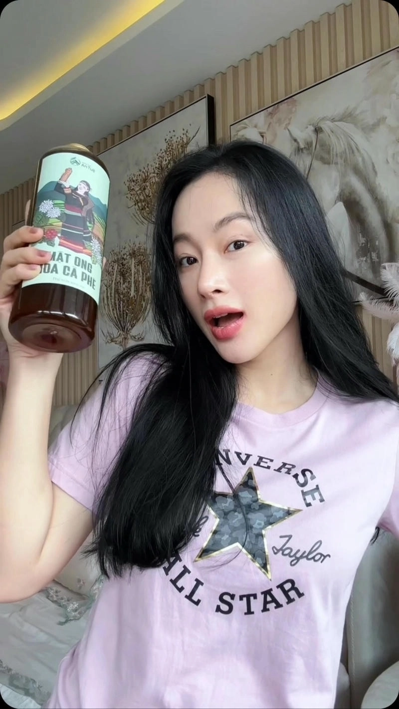 Theo dõi trang nóng của Hot Angela Phuong Trinh Instagram