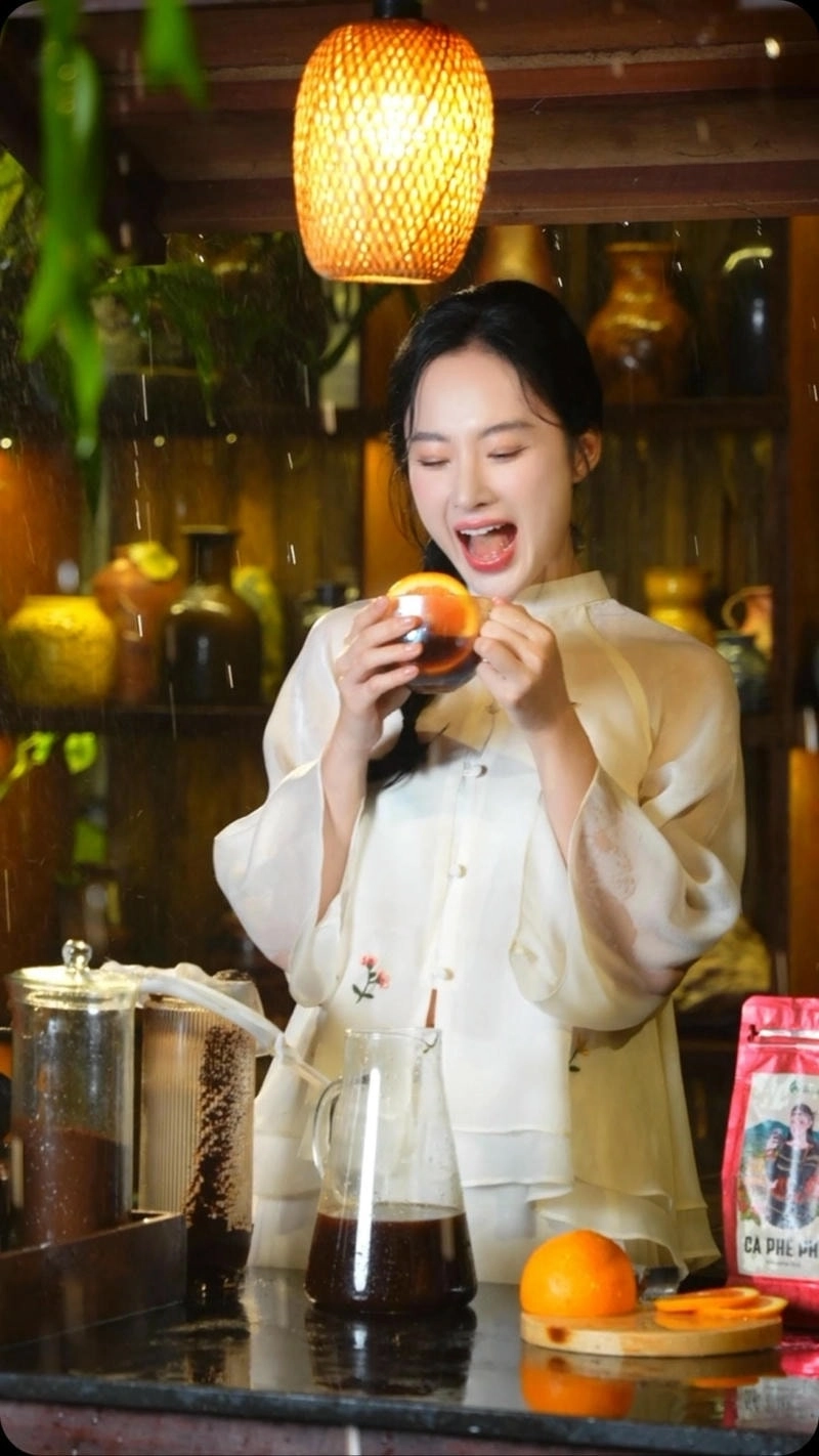 Xem lại tiếng ồn gần đây Angela Phuong Trinh