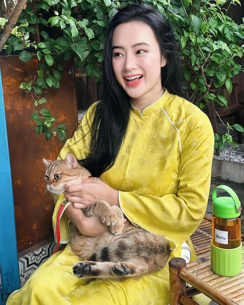 Gây ra sự bùng nổ giai đoạn của Angela Phuong Trinh
