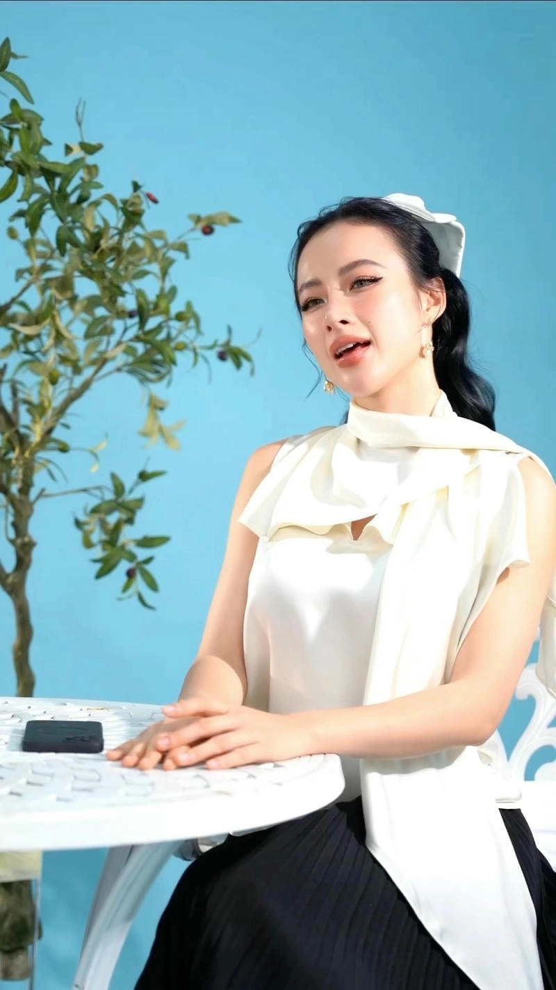 Tiết lộ độ cao của Angela Phuong Trinh