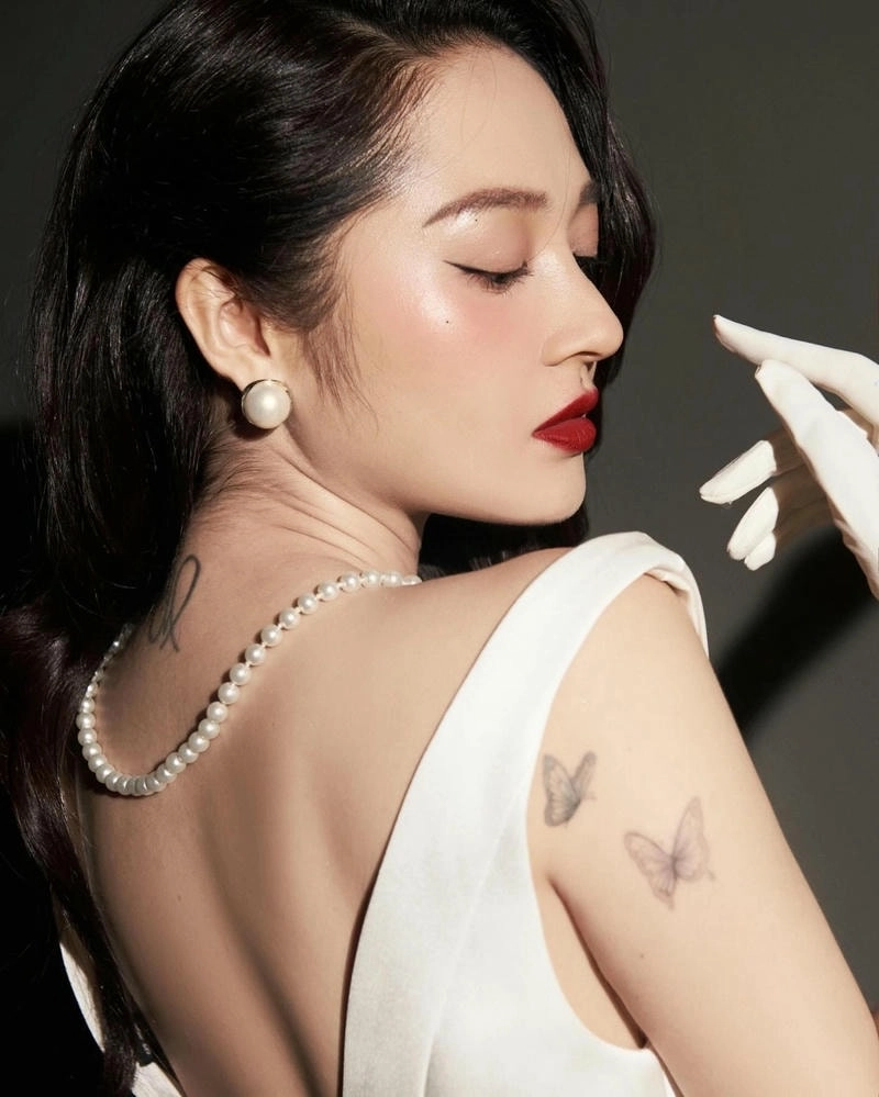Hãy nhìn lại phong cách tóc xoăn nổi bật của bao Anh