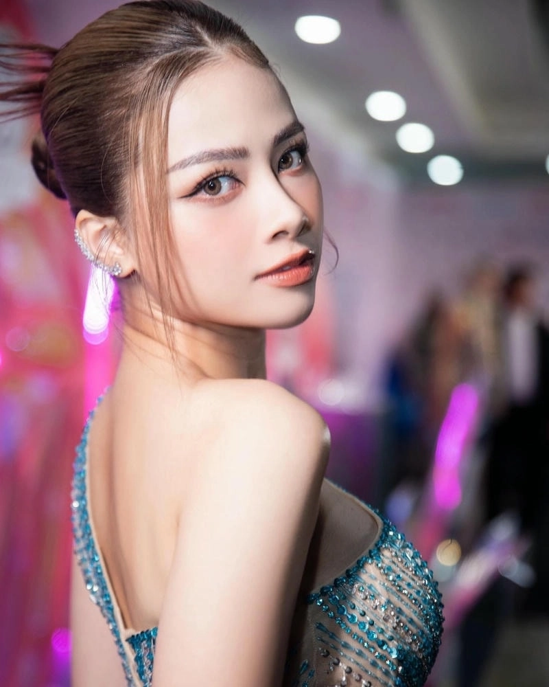 Duong hoang yen tỏa sáng với một giọng nói ngọt ngào