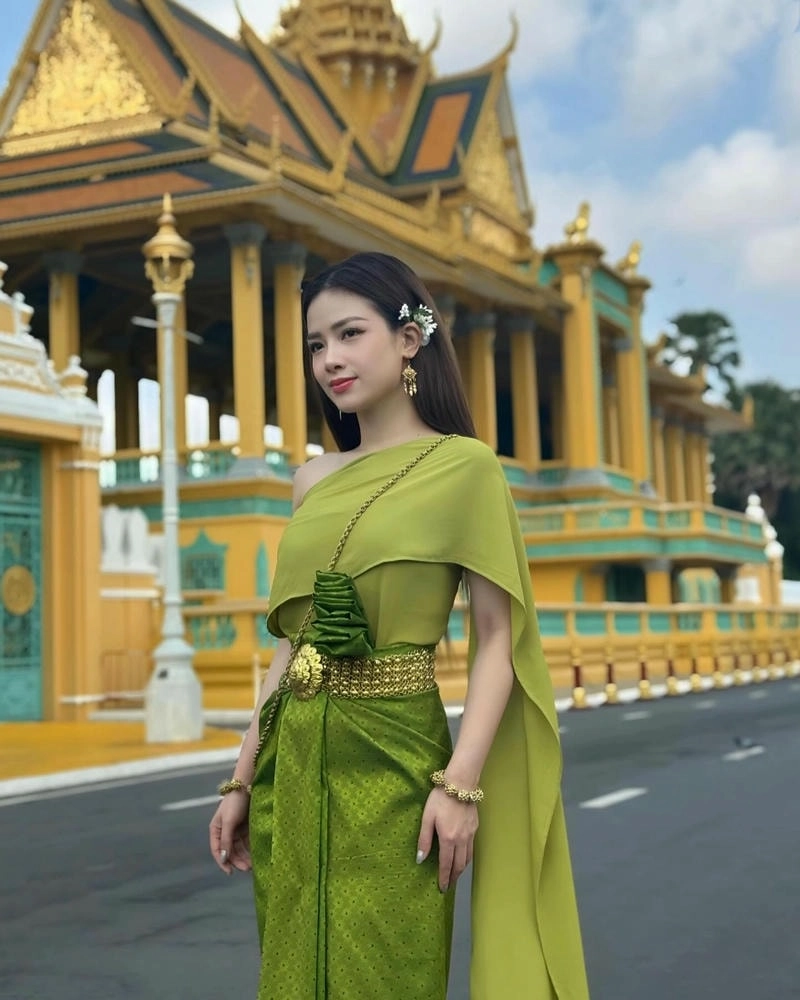 Tay trái chỉ có Moon Duong Hoang Yen gây ra một cơn bão của cộng đồng trực tuyến