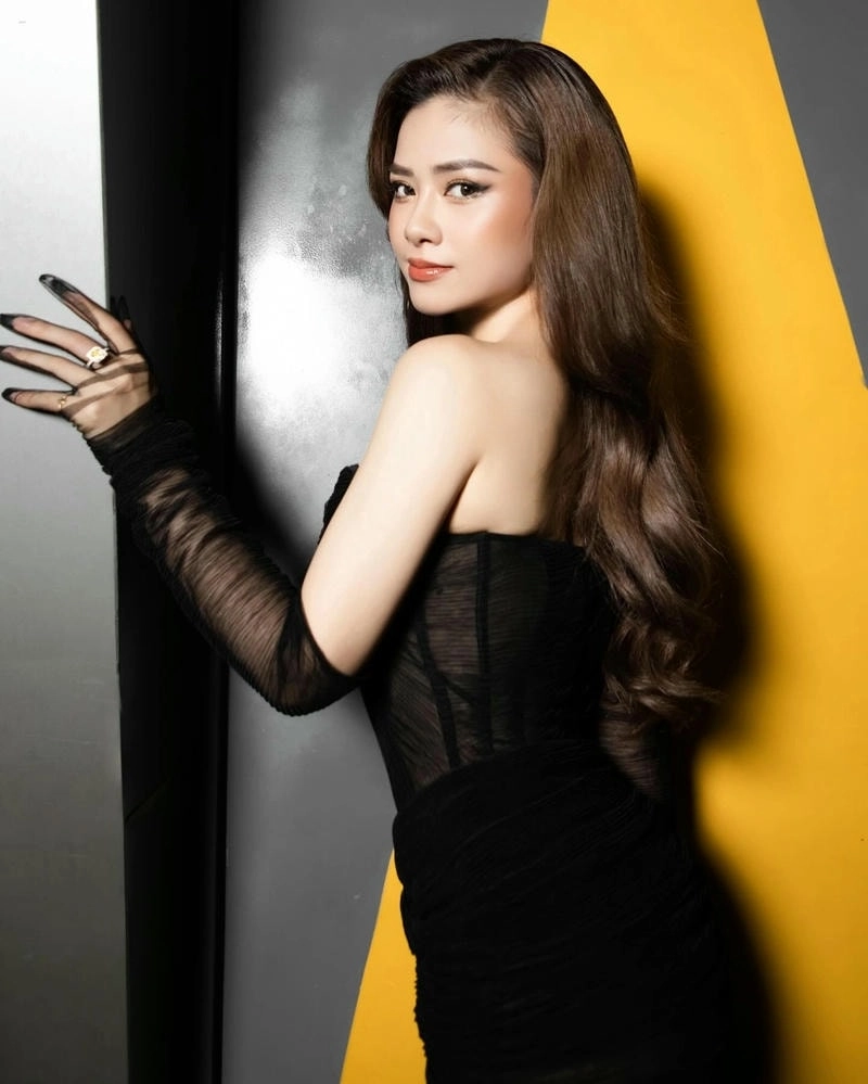 Pieu Duong Hoang Yen khăn kết hợp với một người Anh Khô ấn tượng