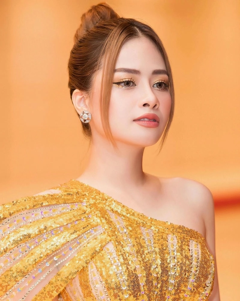 Duong Hoang Yen rất quan tâm trực tuyến