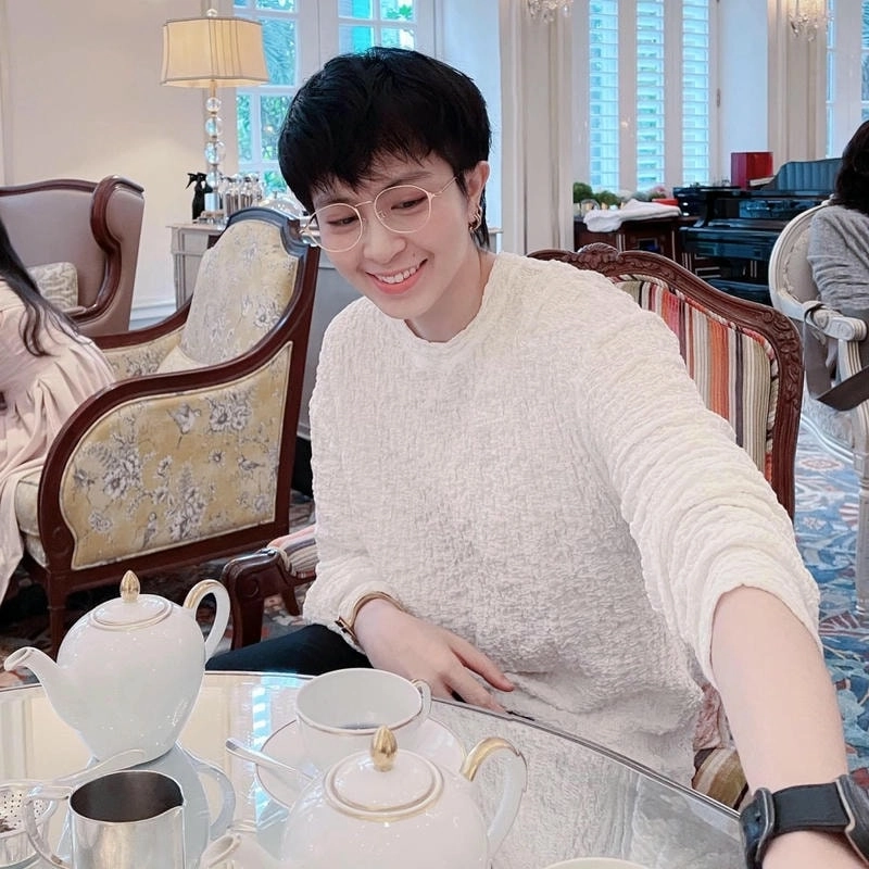 Người hâm mộ thưởng thức Gil Le mặc váy nhẹ nhàng