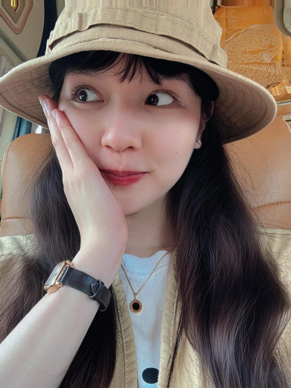 Tinh thần quyến rũ với váy đen hai tu