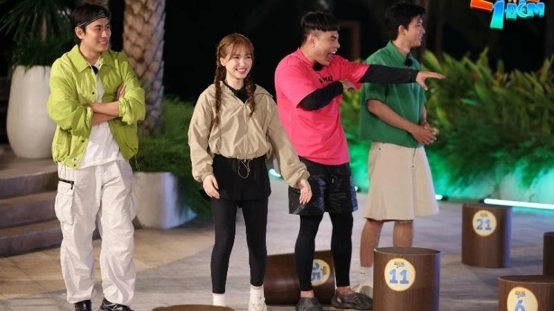 Thời trang có giày cao gót của HOA Minzy