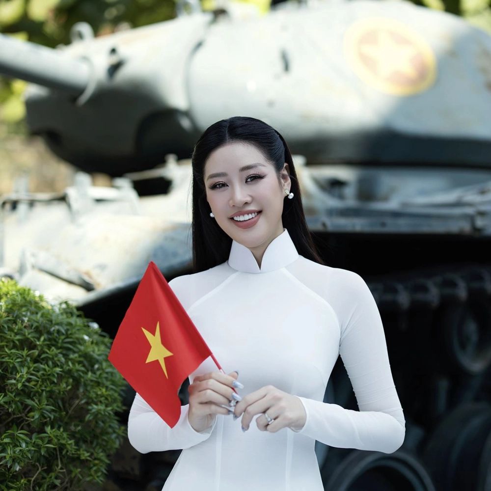 Khoảnh khắc Khanh Van được trao vương miện