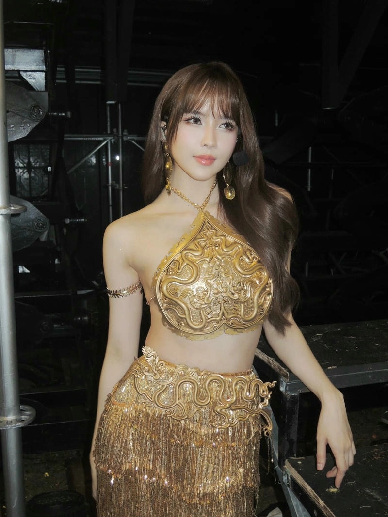 Phong cách cao điểm của Thieu Bao Tram Airport Fashion
