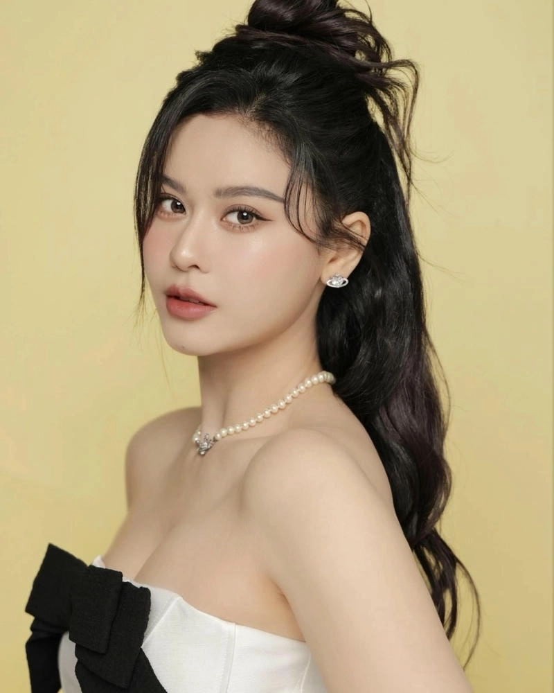Truong QUYRH Anh là một ca sĩ và diễn viên nổi tiếng với nhiều bài hát hit