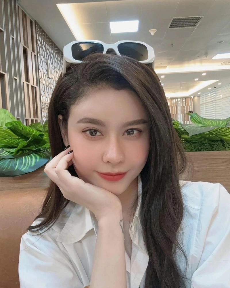 Lắng nghe lời bài hát Truong Quay Anh Lonely mang đến những cảm xúc sâu sắc