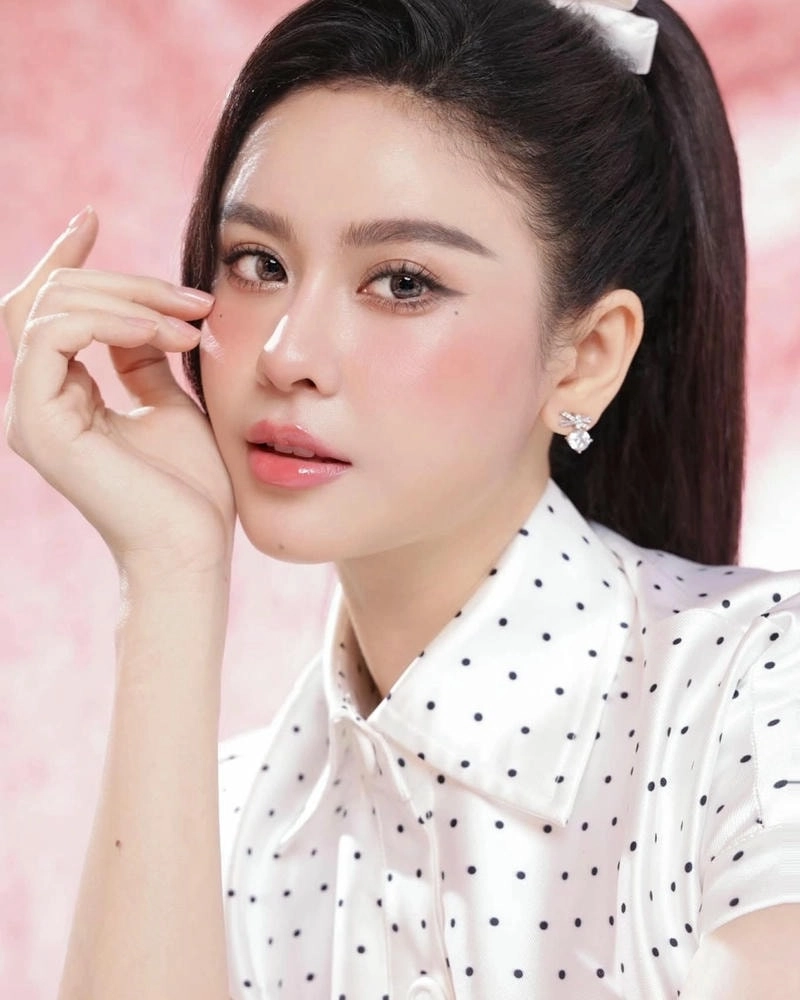 Truong QUHER ANH ANH livestream kết nối với người hâm mộ thông qua các chương trình phát sóng trực tiếp
